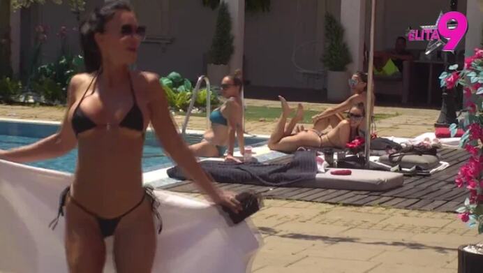 STANIJA DOBROJEVIĆ SE SKINULA U BIKINI, ALI ZA TO NEĆE DOBITI PARE: Pokazala isklesane trbušnjake u petoj deceniji, na grudima mali trokutić (FOTO/VIDEO)