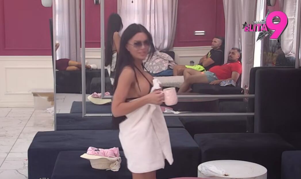 STANIJA DOBROJEVIĆ SE SKINULA U BIKINI, ALI ZA TO NEĆE DOBITI PARE: Pokazala isklesane trbušnjake u petoj deceniji, na grudima mali trokutić (FOTO/VIDEO)