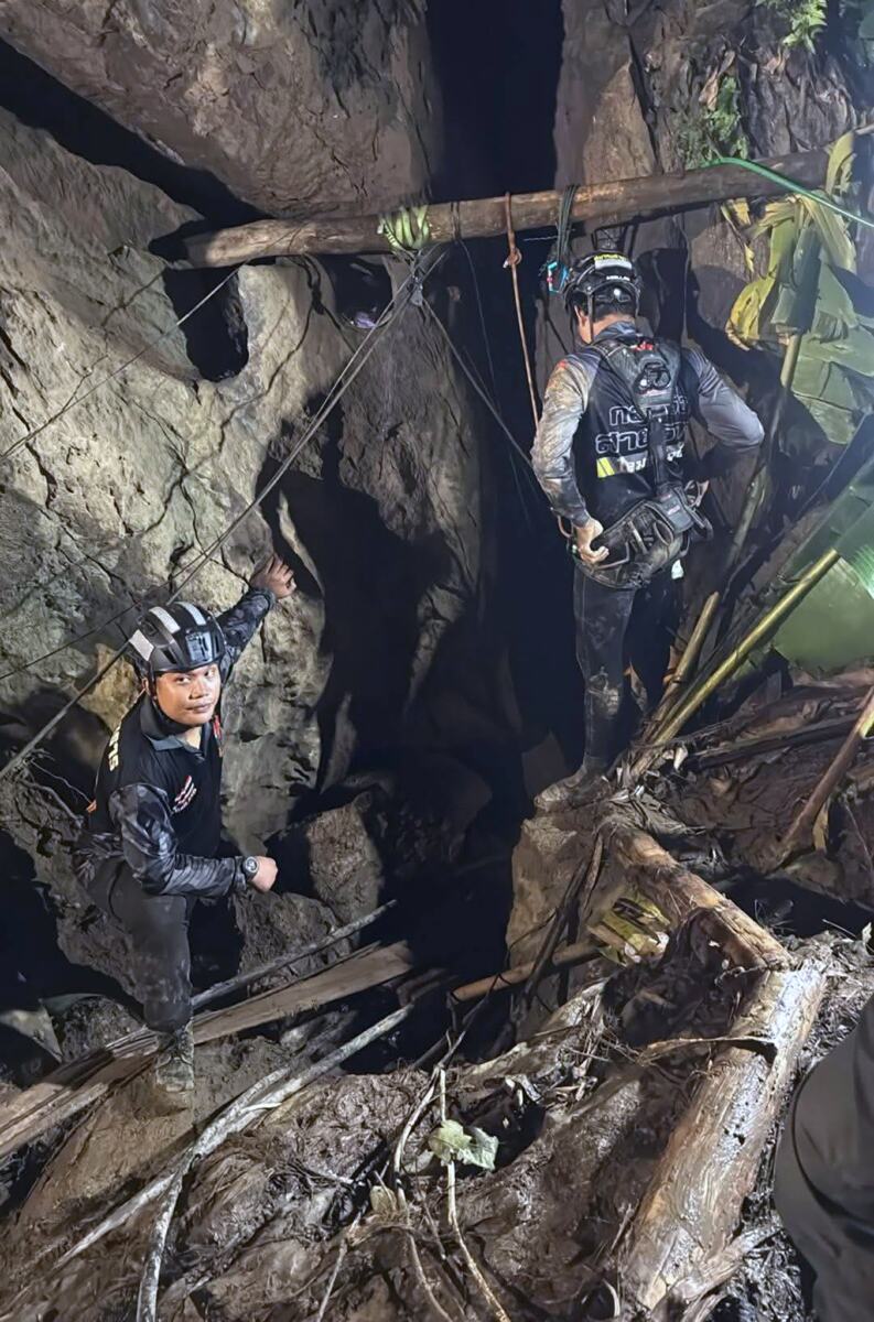 rumunija01 EPA Metta Tham Kalasin Rescue Hand.jpg