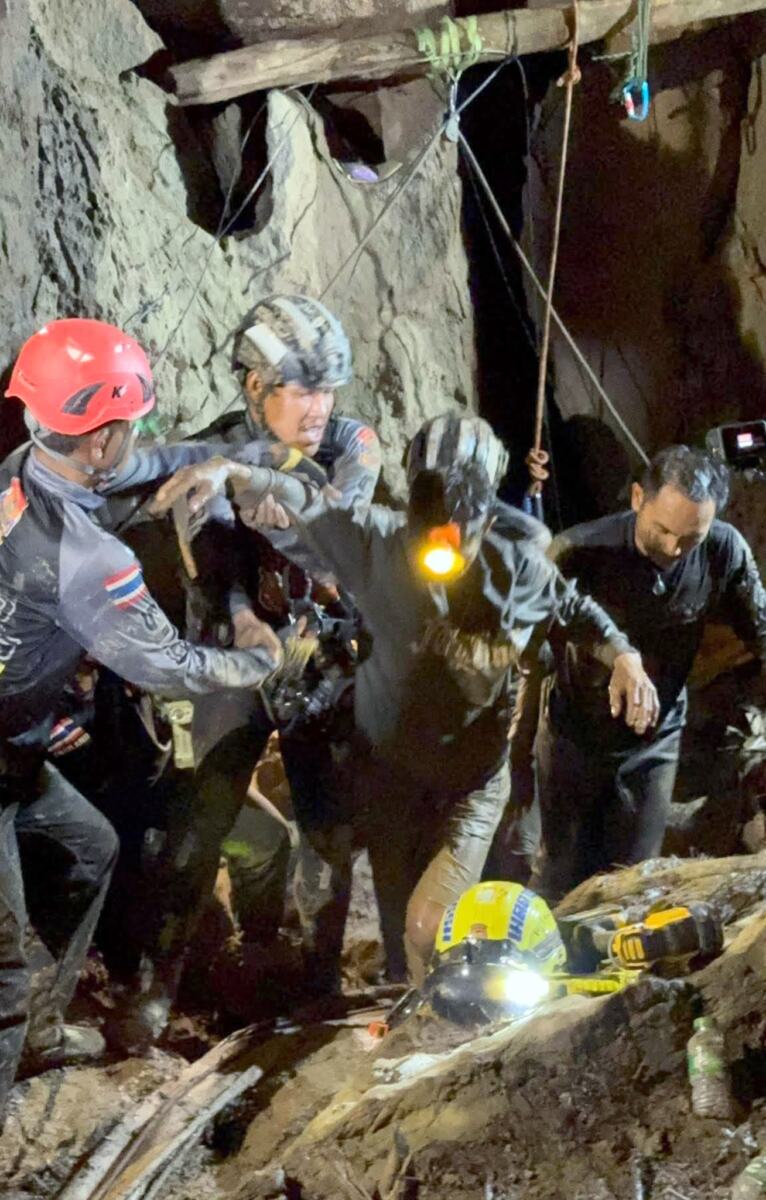 rumunija EPA Metta Tham Kalasin Rescue Hand.jpg