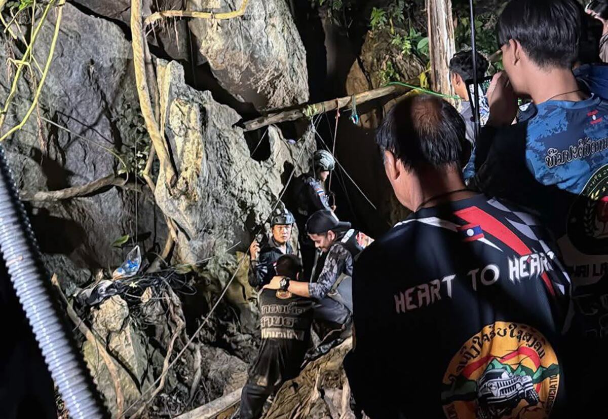 rumunija03 EPA Metta Tham Kalasin Rescue Hand.jpg
