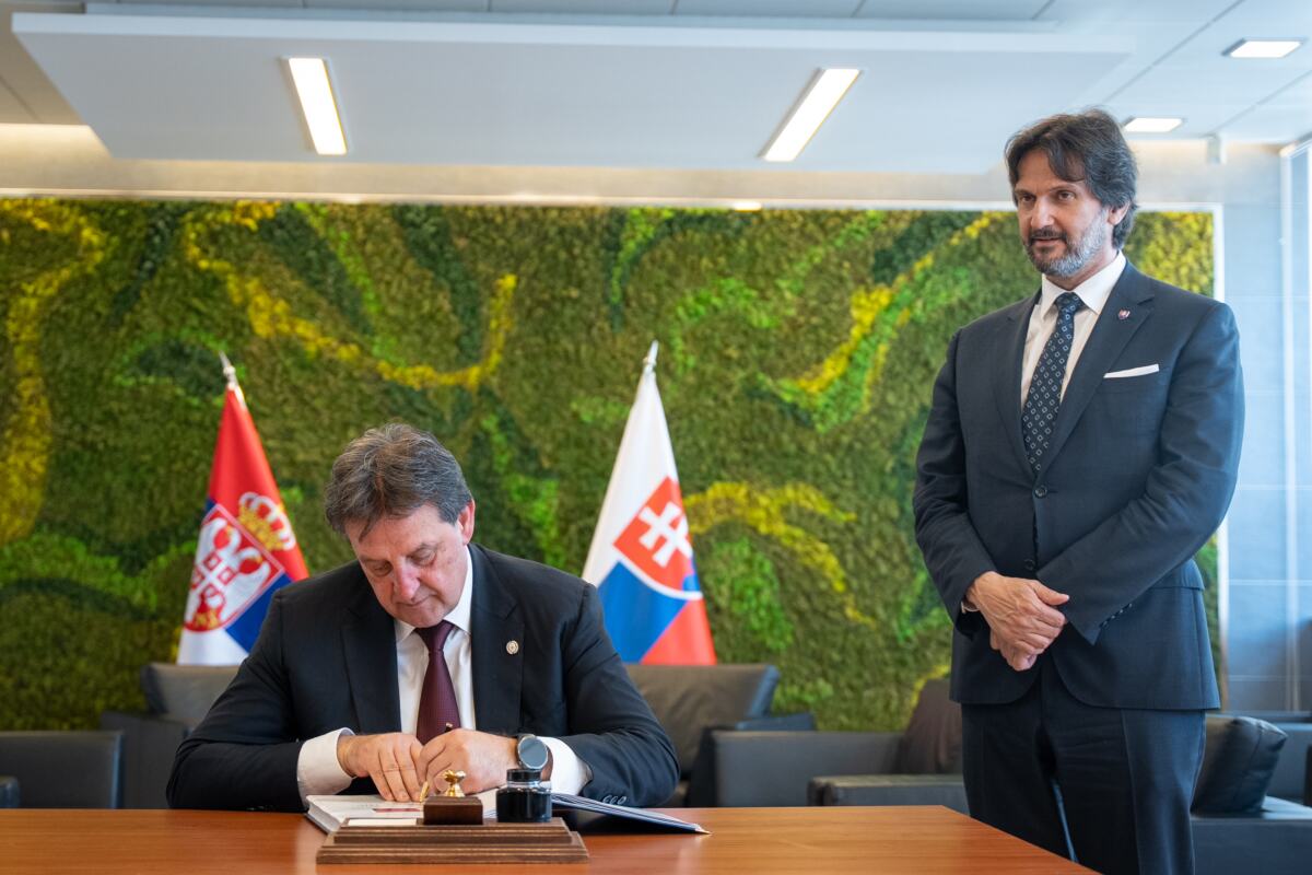 mod_slo_bratislava_mo_kalinak_knjiga_260529_2_1780_1780070858.jpg