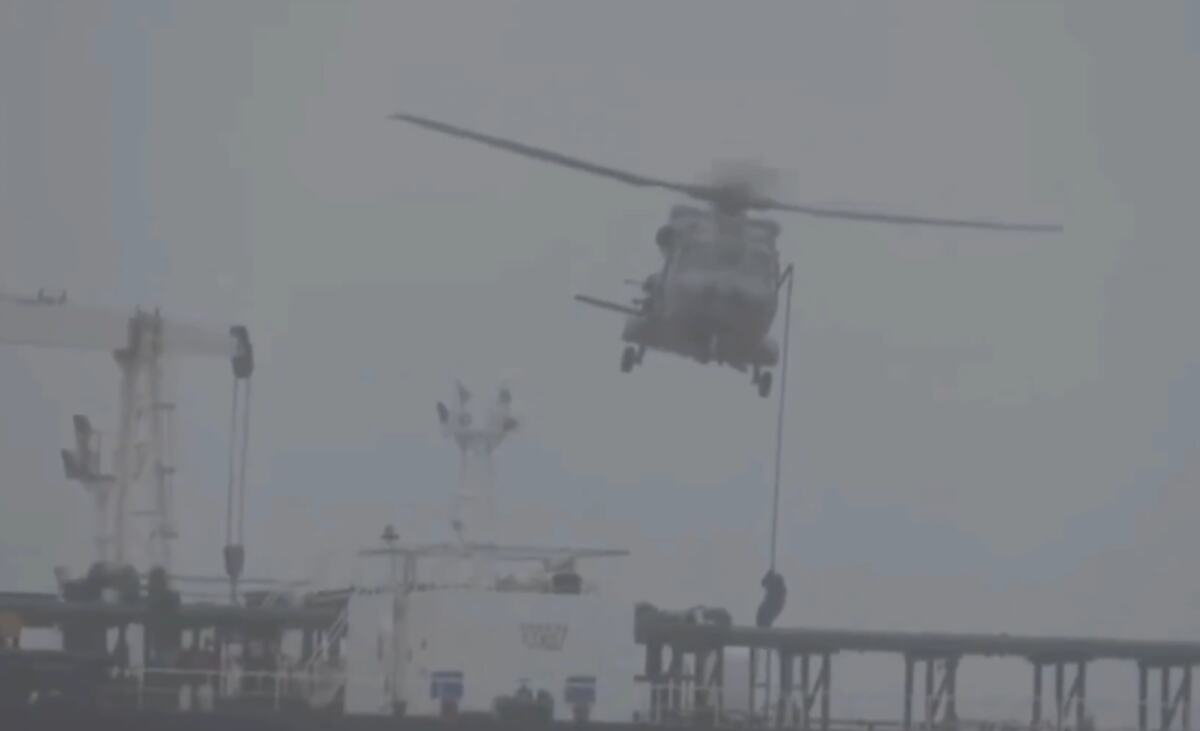 upad francuskih komandosa na ruski tanker (2).png