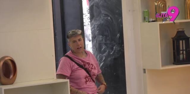 CELA KUĆA BRUJI O NERIOVOJ AFERI SA TRANSRODNOM OSOBOM! Napravio opšti haos, Aneli pobesnela
