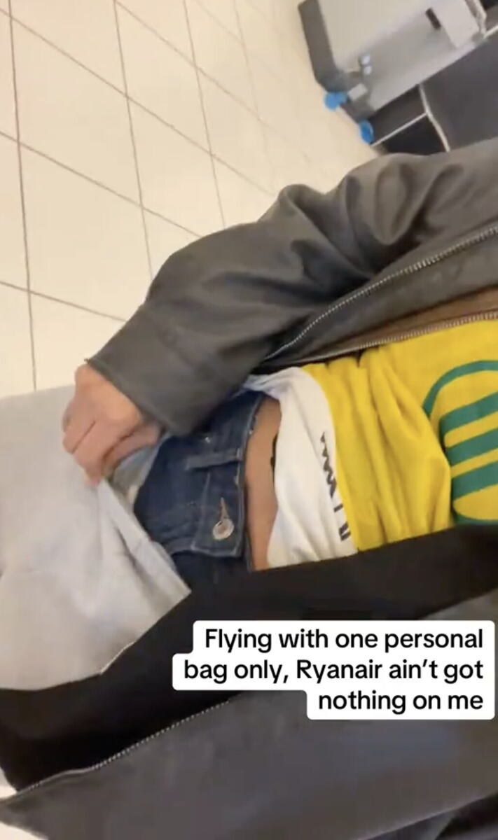 Putnica na aerodromu nosi više slojeva odeće kako bi izbegla doplatu za prtljag