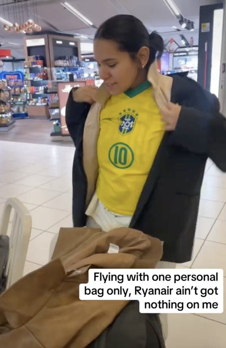 Putnica na aerodromu nosi više slojeva odeće kako bi izbegla doplatu za prtljag