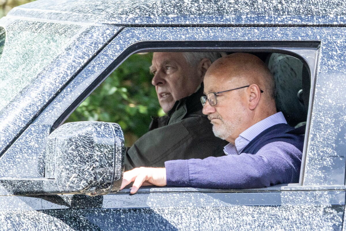Endru Mauntbaten-Vindzor u automobilu sa vidljivom modricom na desnoj strani lica