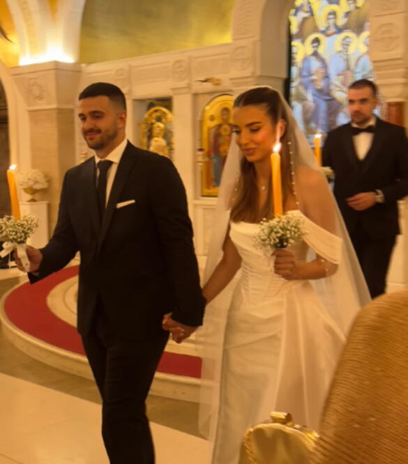Maša, sestra Tare Ristić, u venčanici ispred Hrama Svetog Save, gde se venčala sa svojim izabranikom (1).PNG