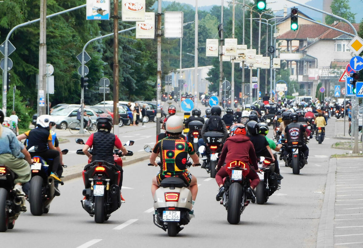 LOZNICA - Defile kroz grad.JPG