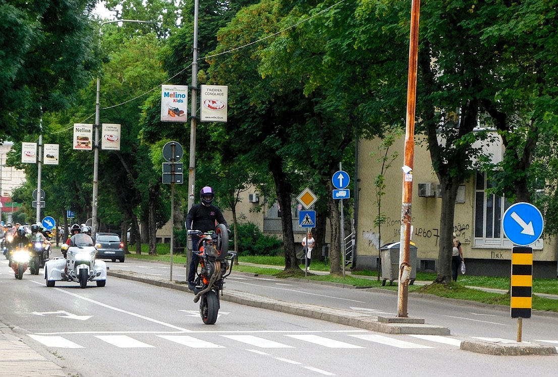 LOZNICA - Na čelu defilea.jpg