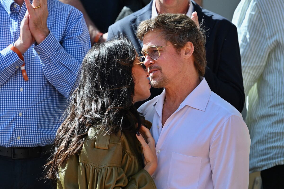 Brad Pitt i Ines de Ramon na Rolan Garosu razmenjuju nežnosti
