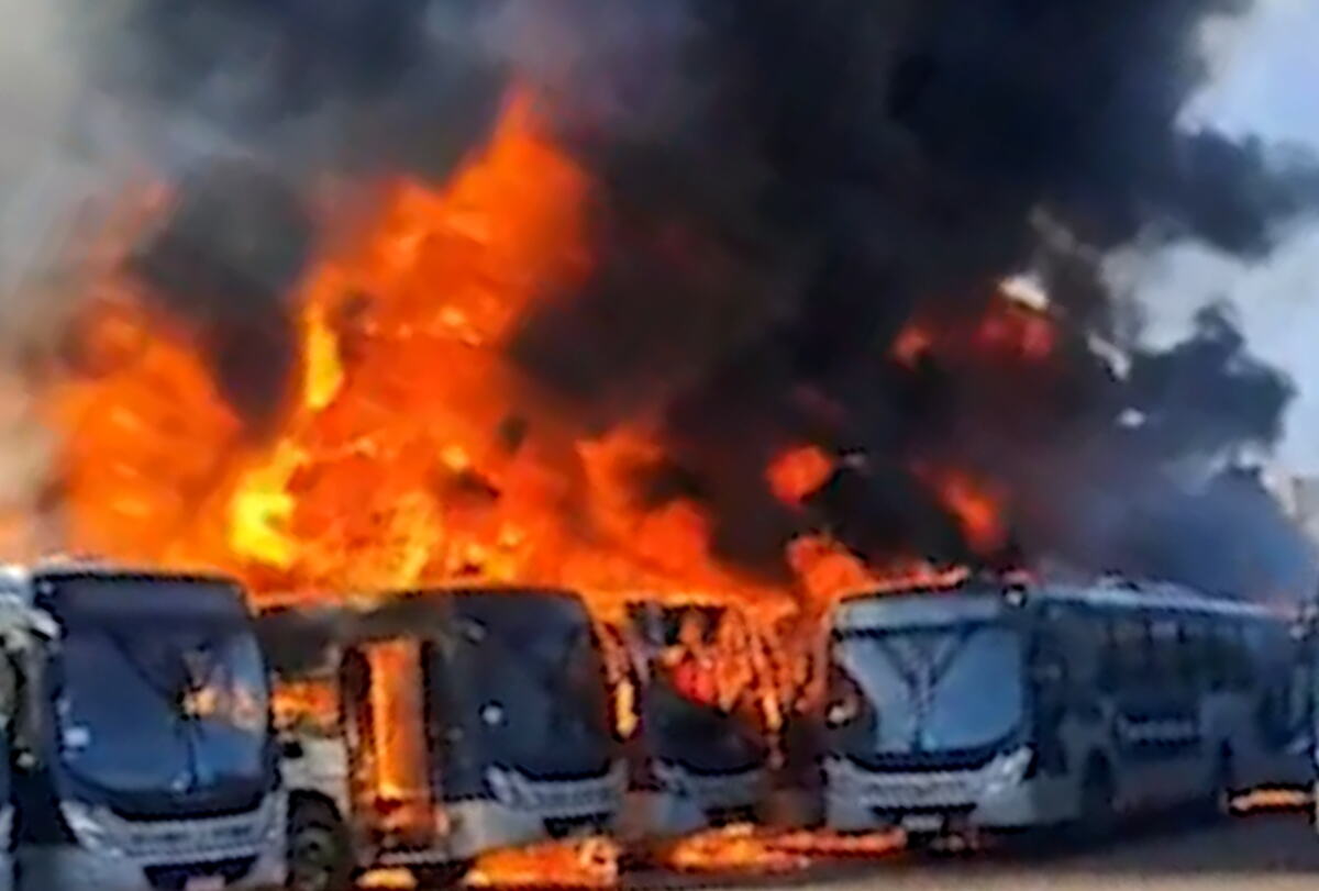 Brazil požar zapaljeni autobusi (1).png