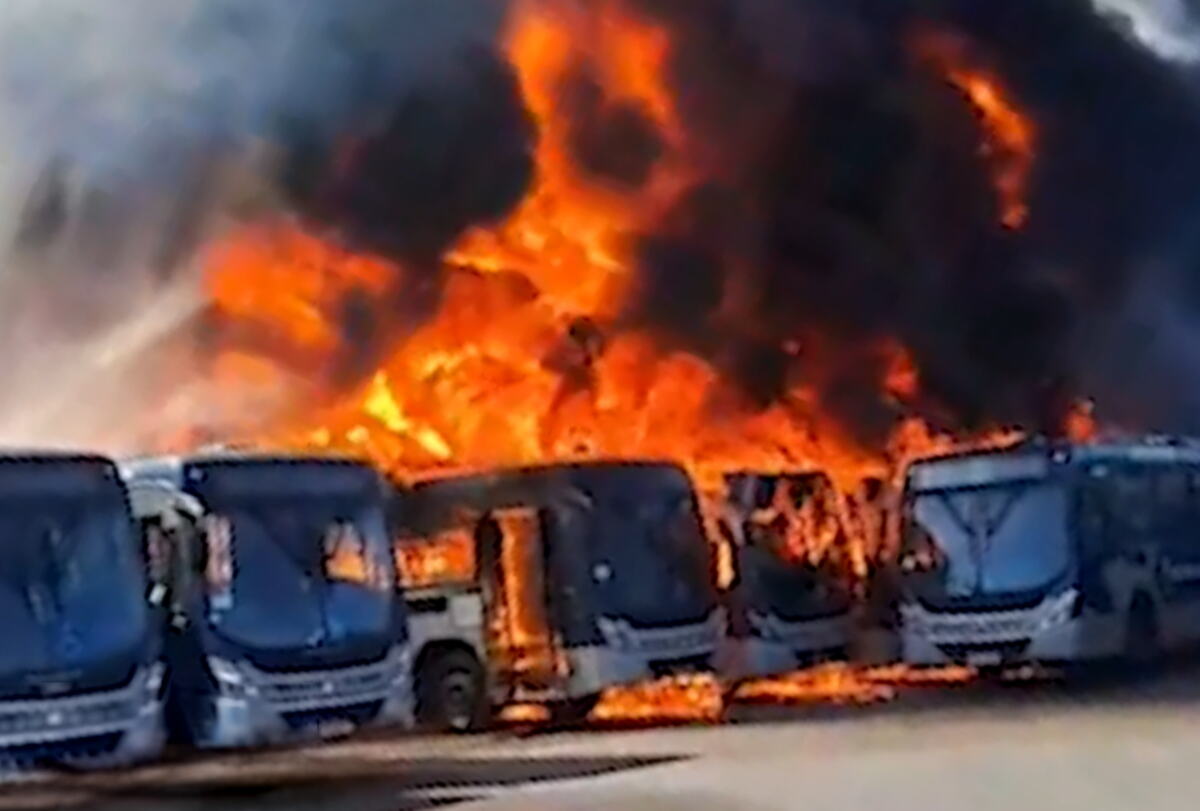 Brazil požar zapaljeni autobusi (2).png