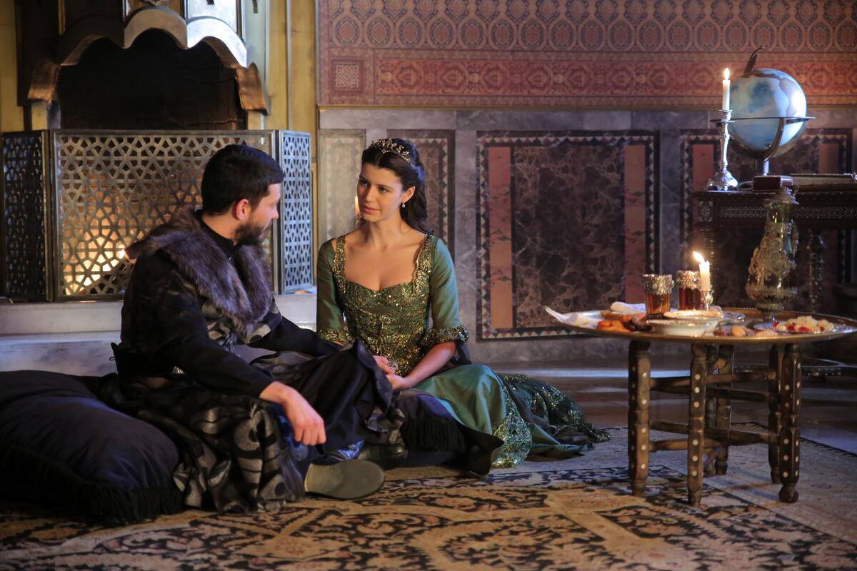 Ekin Koč i Beren Sat kao sultan Ahmed I i sultanija Kosem u seriji Sultanija Kosem