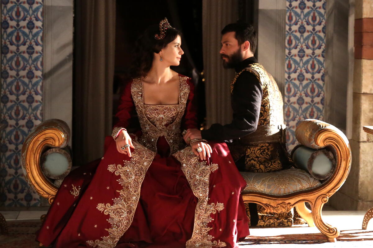 Beren Sat i Ekin Koč kao sultanija Kosem i sultan Ahmed I