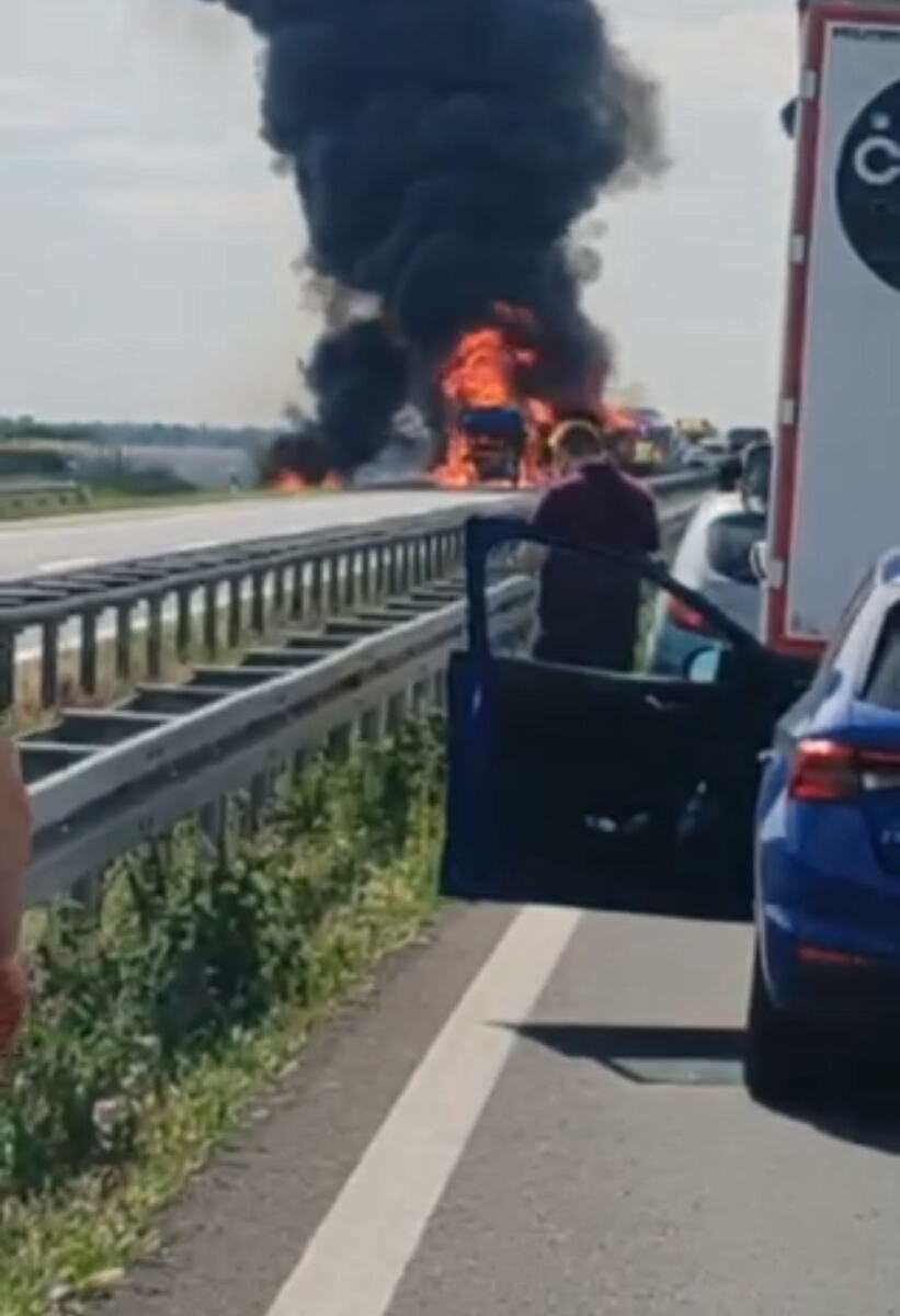 Kamion u plamenu kod Šimanovaca nakon sudara dva teretna vozila, saobraćaj obustavljen