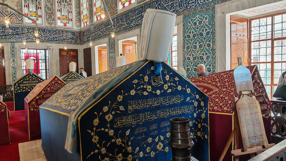 Grob sultana Murata IV, sina sultanije Kosem i sultana Ahmeda I, u turbetu (grobnici) u kompleksu Plave džamije u Istanbulu