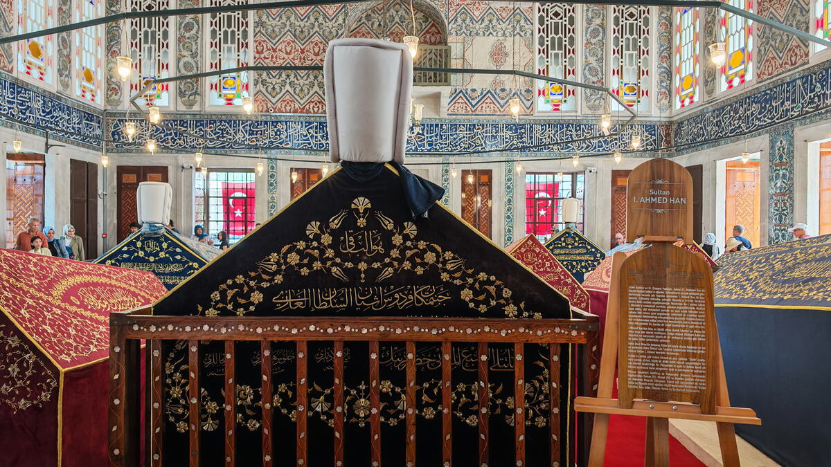 Grob sultana Ahmeda I, supruga sultanije Kosem, u turbetu (grobnici) u kompleksu Plave džamije u Istanbulu