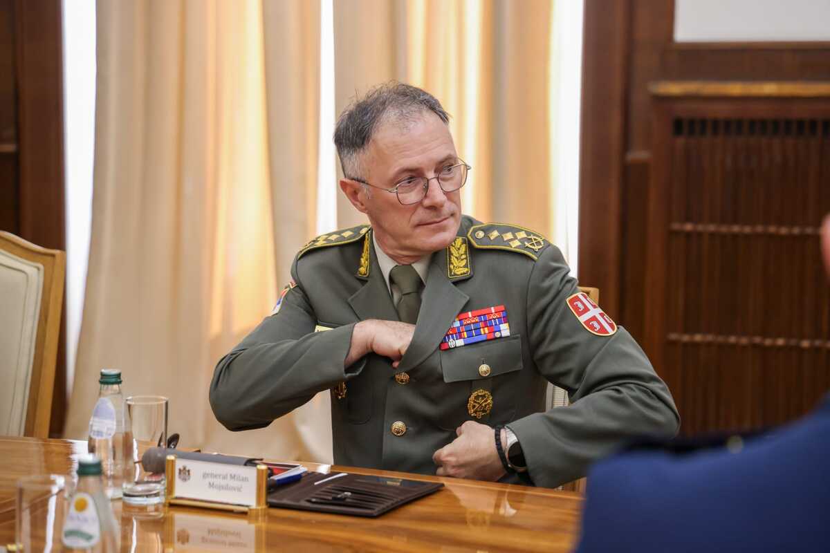 Aleksandar Vučić general  Aleksus Grinkevič komadant NATO (2).jpeg