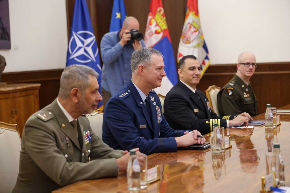Aleksandar Vučić general  Aleksus Grinkevič komadant NATO (8).jpeg
