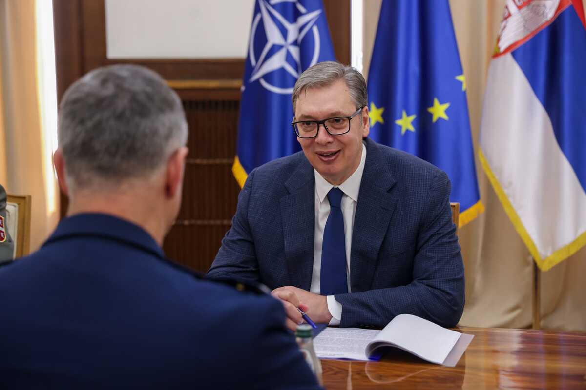 Aleksandar Vučić general  Aleksus Grinkevič komadant NATO (1).jpeg