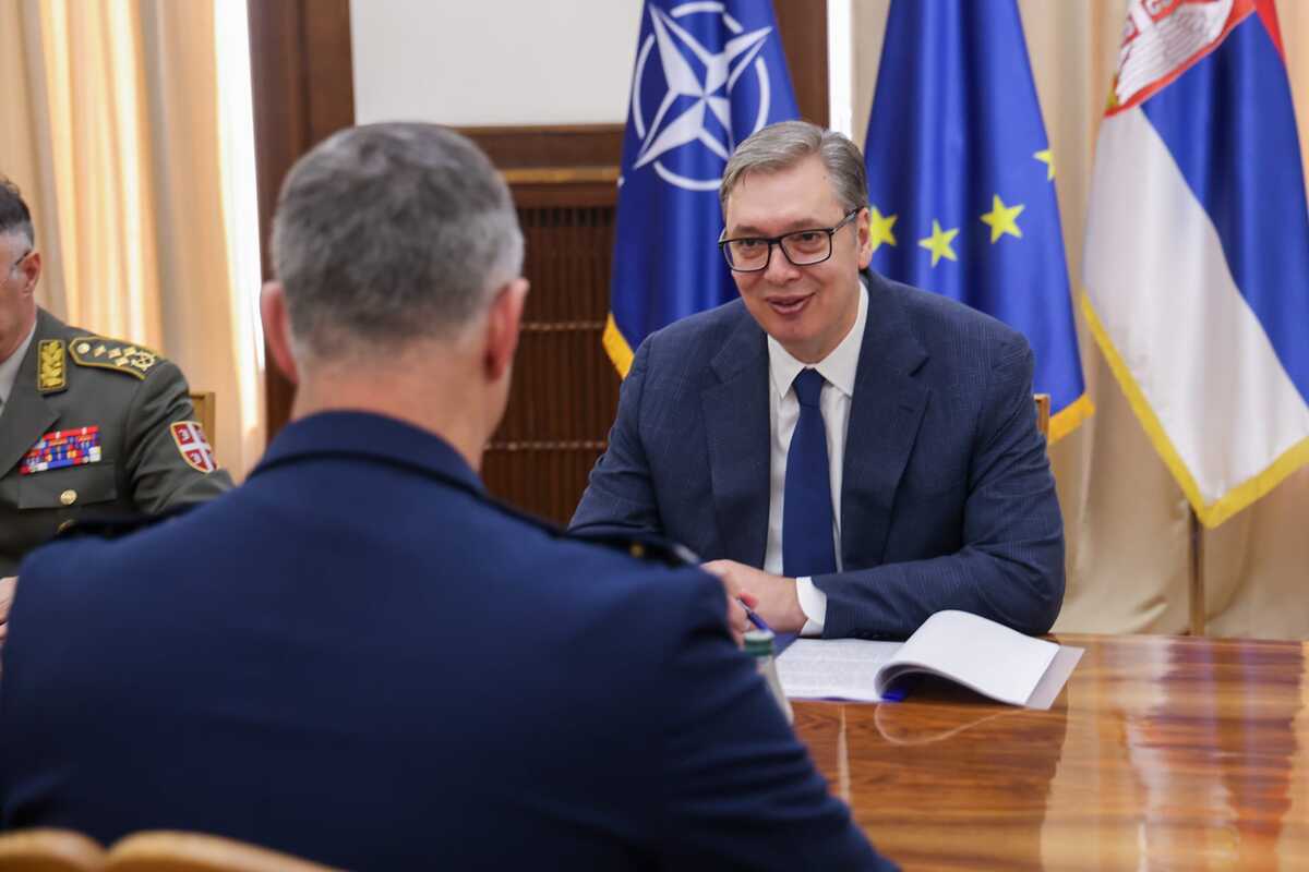 Aleksandar Vučić general  Aleksus Grinkevič komadant NATO (3).jpeg