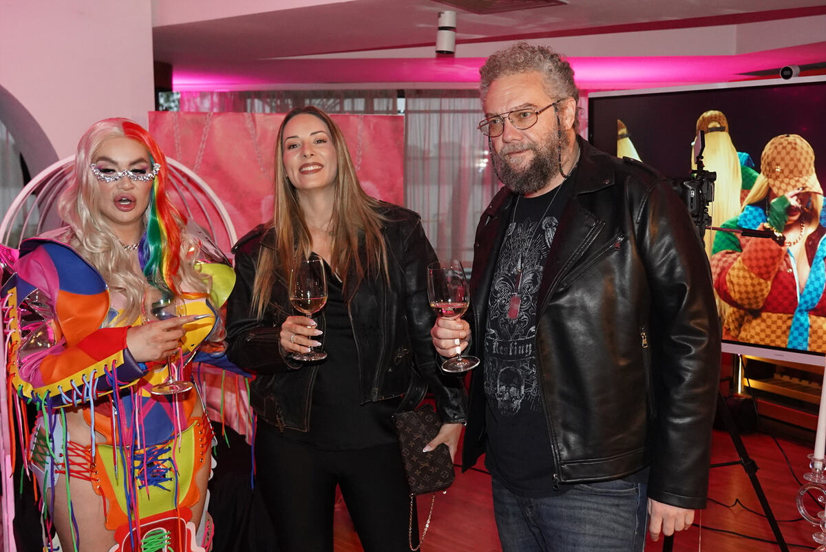 GALA PROMOCIJA ALBUMA SRPSKE KARDI BI! Dia u haljini od pertli i kože, vidi se i što ne sme, dekoracija kao iz Holivuda: Jedna pevačica htela da otkupi projekat