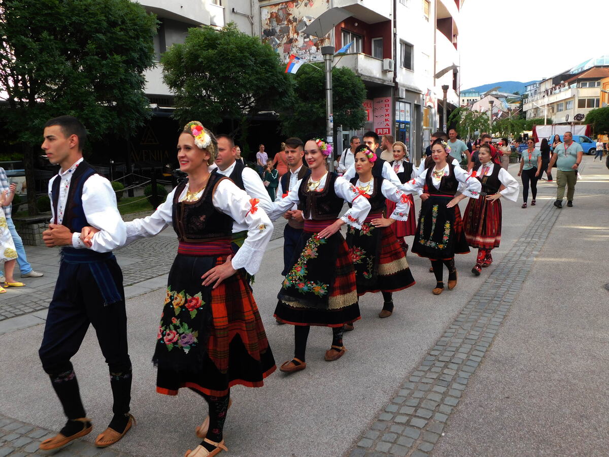 LOZNICA - Defile centrom grada.JPG