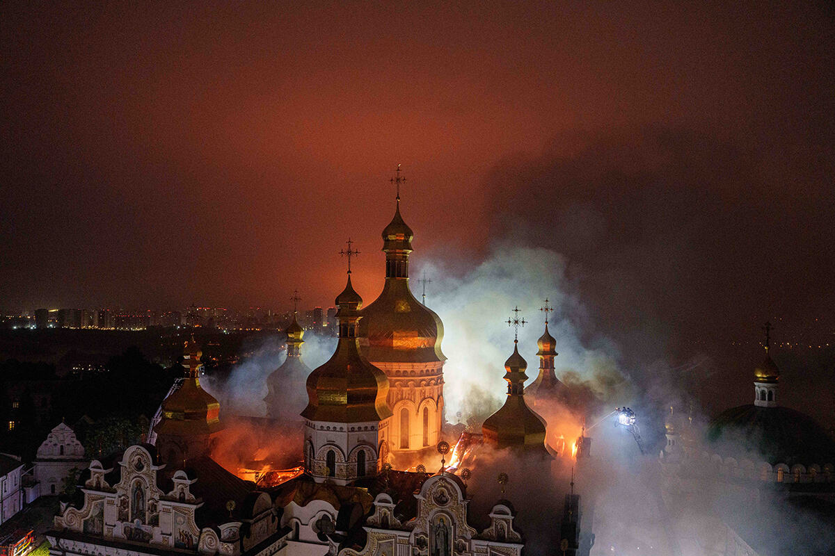 Kijev kijevsko-pečerska lavra zapaljena (9).jpg