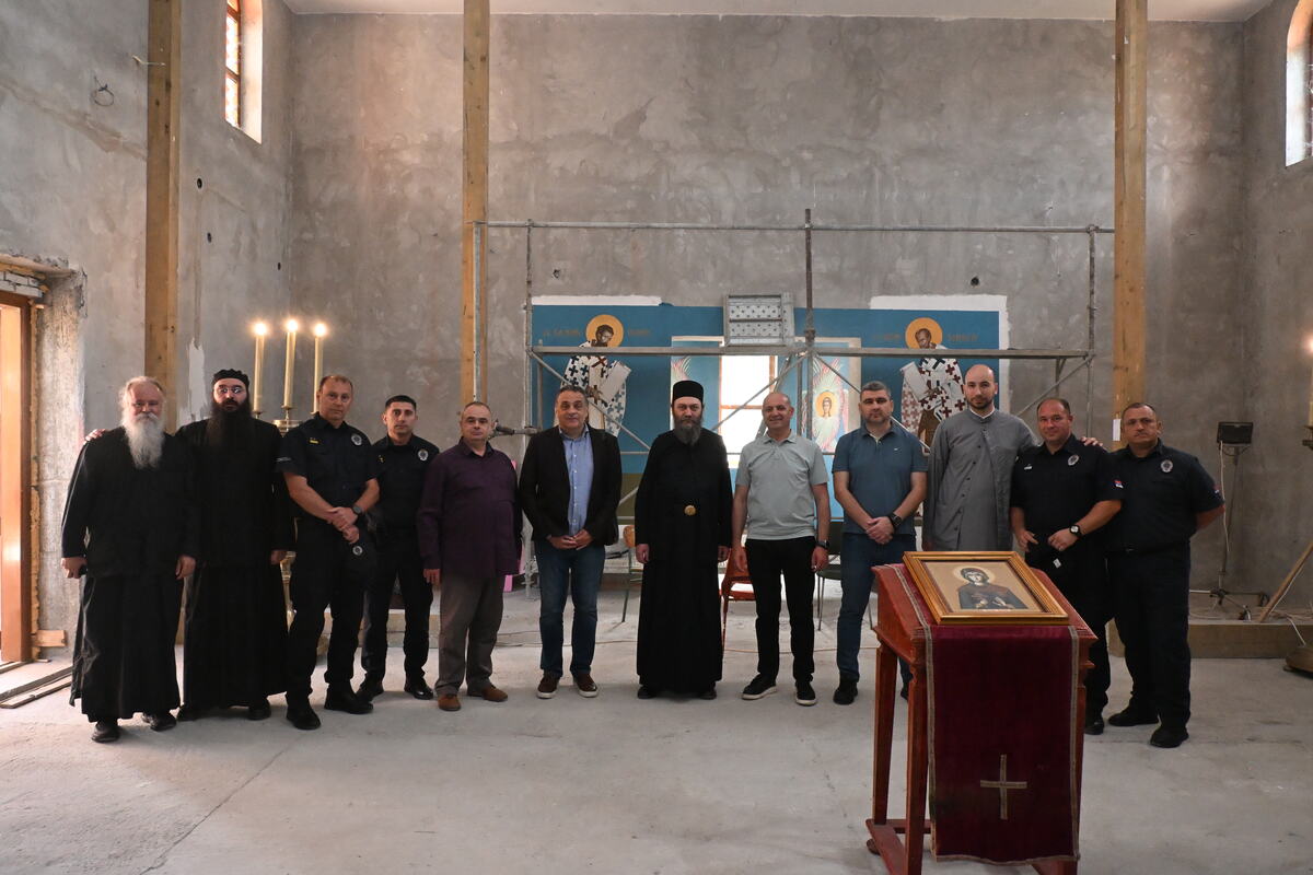 FOTO UIKS, iguman manastira Hilandar arhimandrit Metodije i zaposleni u KPZ Sremska Mitrovica.JPG