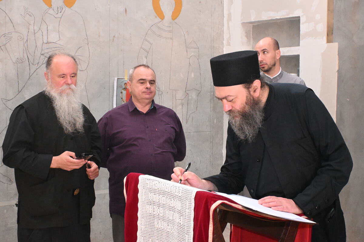 FOTO UIKS, iguman manastira Hilandar arhimandrit Metodije u poseti hramu Svete Petke u KPZ Sremska Mitrovica.JPG