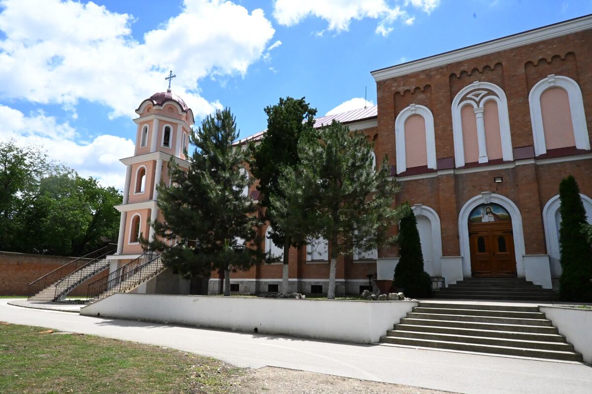 FOTO UIKS, hram Svete Petke u KPZ Sremska Mitrovica.jpg