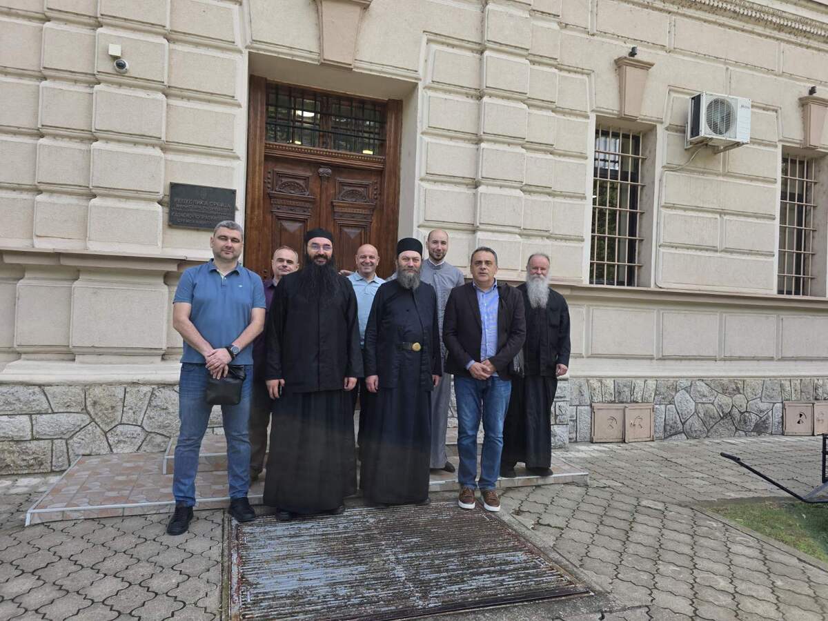 FOTO UIKS, iguman manastira Hilandar arhimandrit Metodije sa upravom KPZ Sremska Mitrovica.jpg