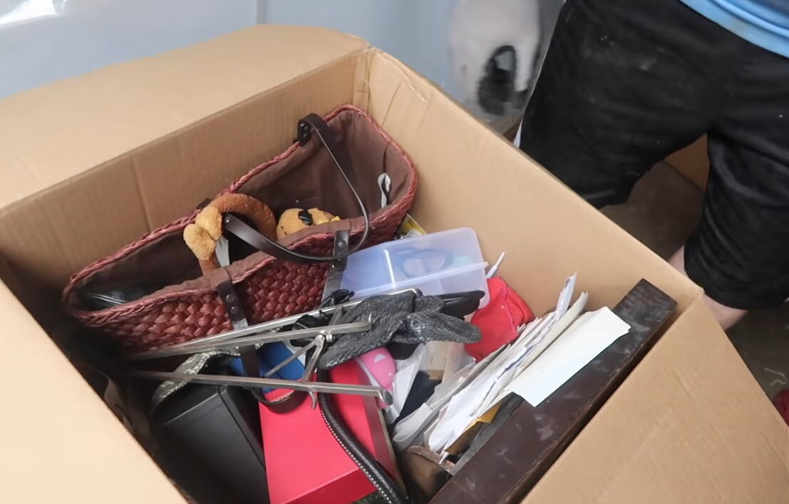 Kutije sa dizajnerskom garderobom i obućom pronađene u napuštenom skladištu (4).PNG