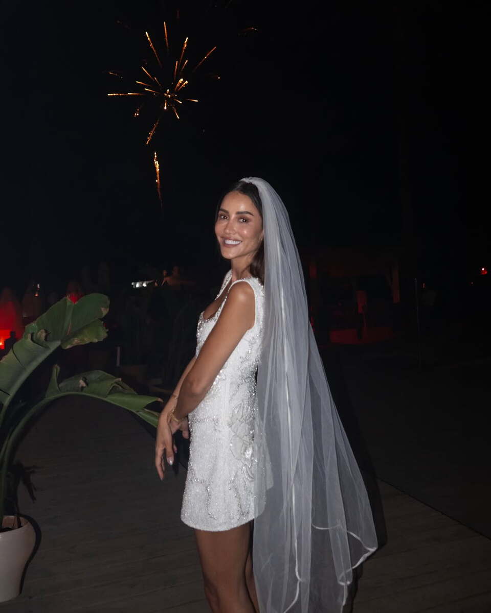 Tamara Kalinić u beloj haljini i sa velom na luksuznoj devojačkoj večeri (1).jpg