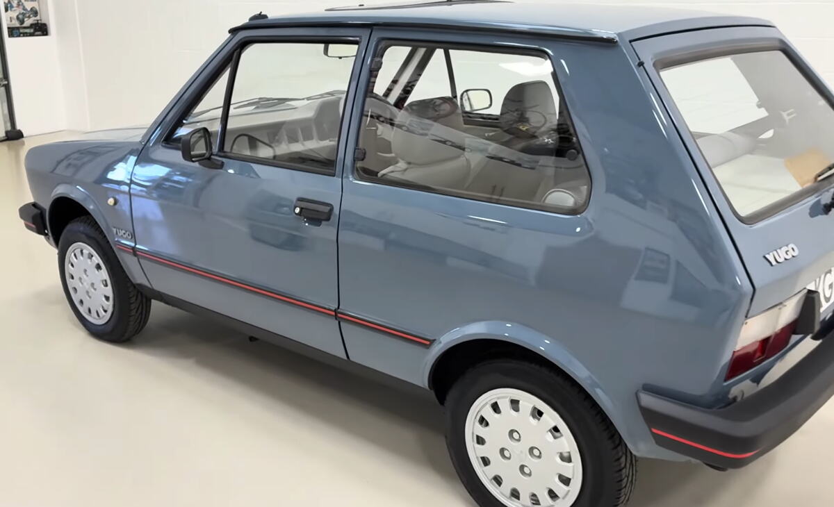 Plavi Yugo 45A iz 1989. godine koji se u Velikoj Britaniji prodaje za 10.500 evra (3).png