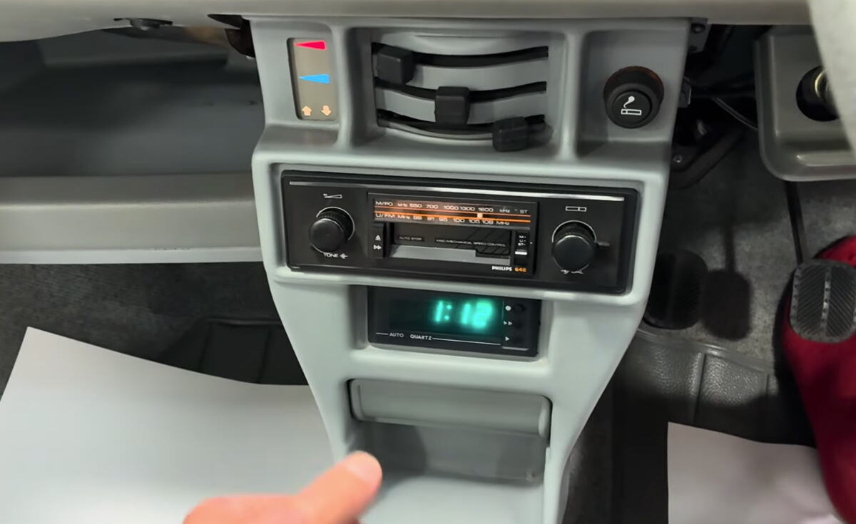 Plavi Yugo 45A iz 1989. godine koji se u Velikoj Britaniji prodaje za 10.500 evra (6).png