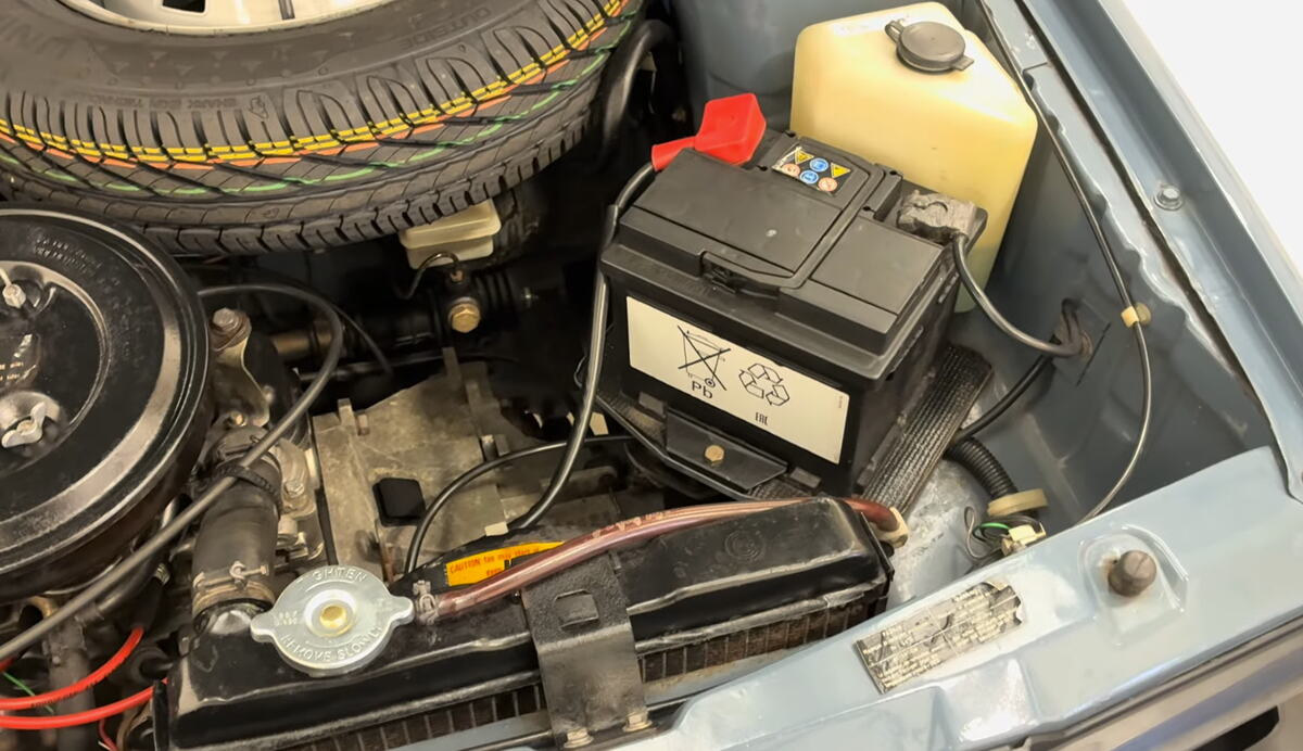 Plavi Yugo 45A iz 1989. godine koji se u Velikoj Britaniji prodaje za 10.500 evra (10).png