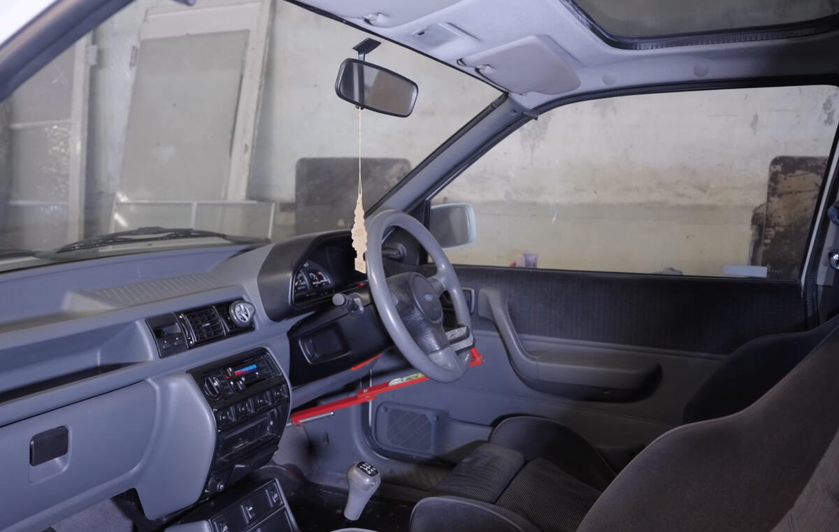 Ford Fiesta RS Turbo iz 1990. izvučena iz štale posle 25 godina (6).png