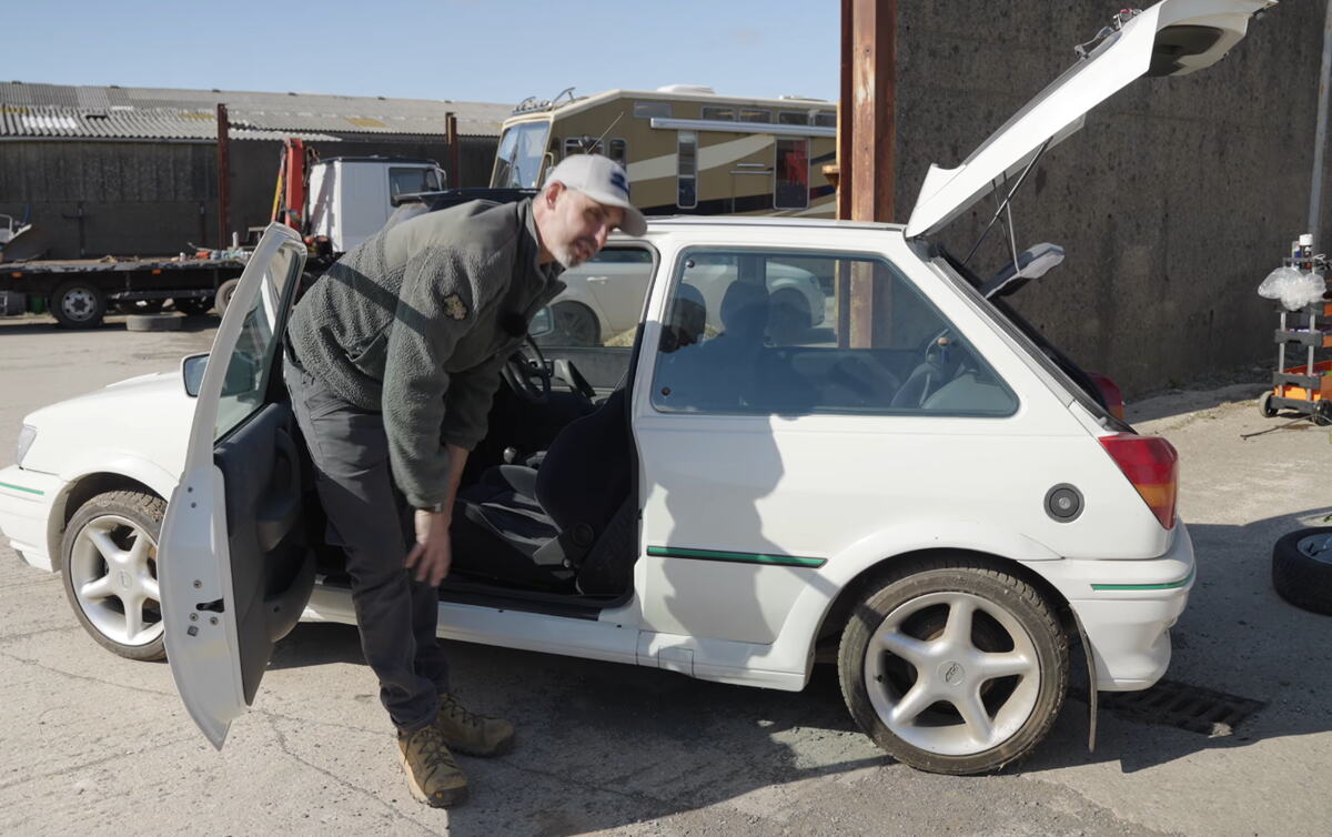 Ford Fiesta RS Turbo iz 1990. izvučena iz štale posle 25 godina (10).png