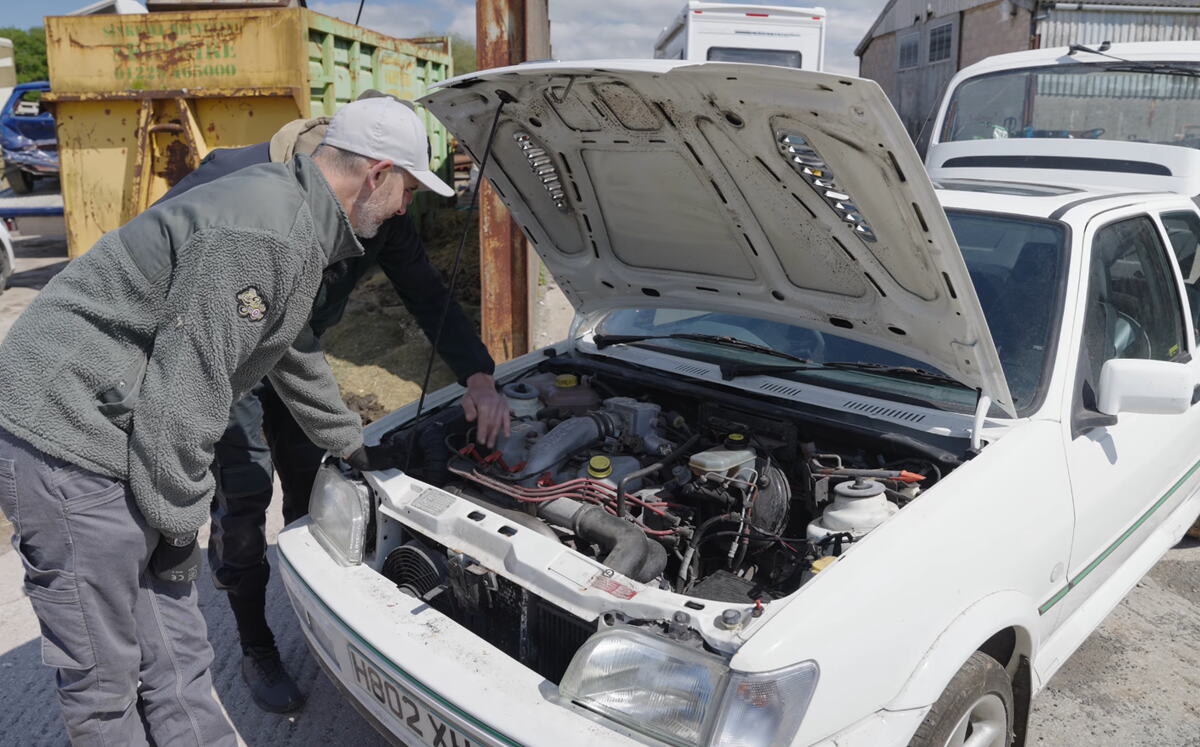 Ford Fiesta RS Turbo iz 1990. izvučena iz štale posle 25 godina (12).png