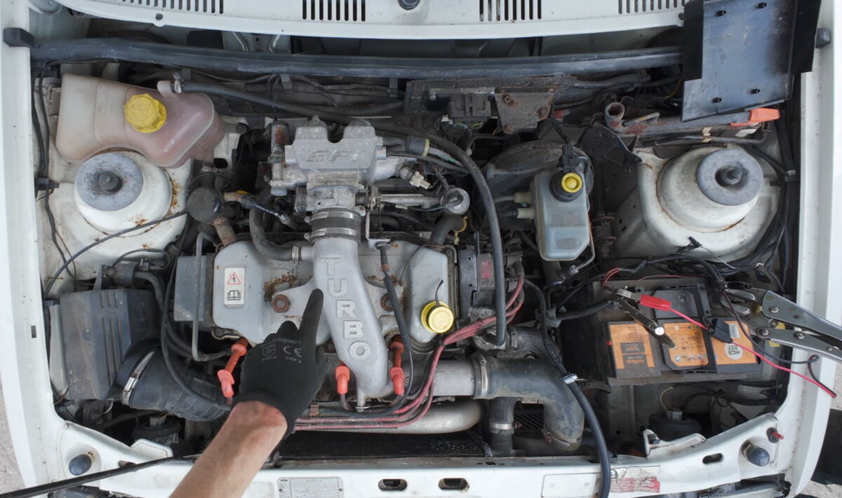 Ford Fiesta RS Turbo iz 1990. izvučena iz štale posle 25 godina (14).png