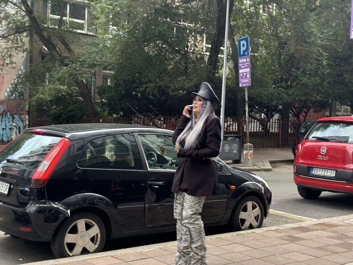 PAPARACO! SVI SU SE OKRETALI ZA NJOM: Srpska Kardi Bi zaludela Beograđane: Dia usred bela dana u stajlingu od milion dolara
