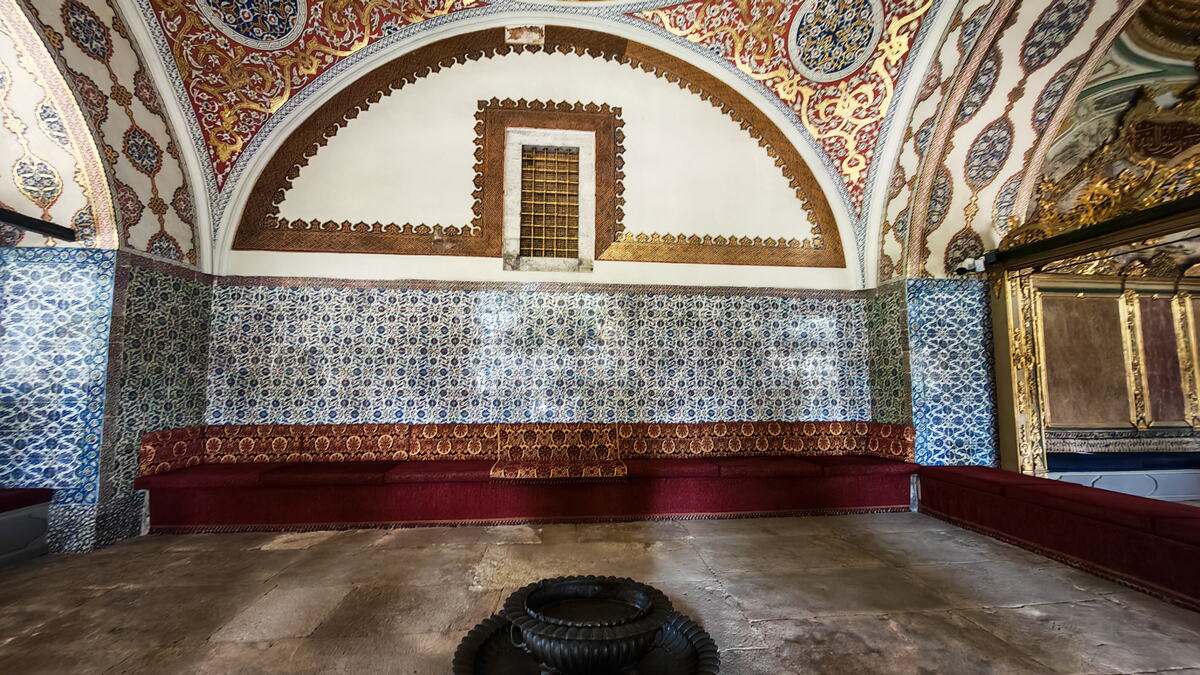 Palata Topkapi - drugo dvorište u kom se nalazi sedište Divana - rešetka iza koje je sultan često slušao sastanke