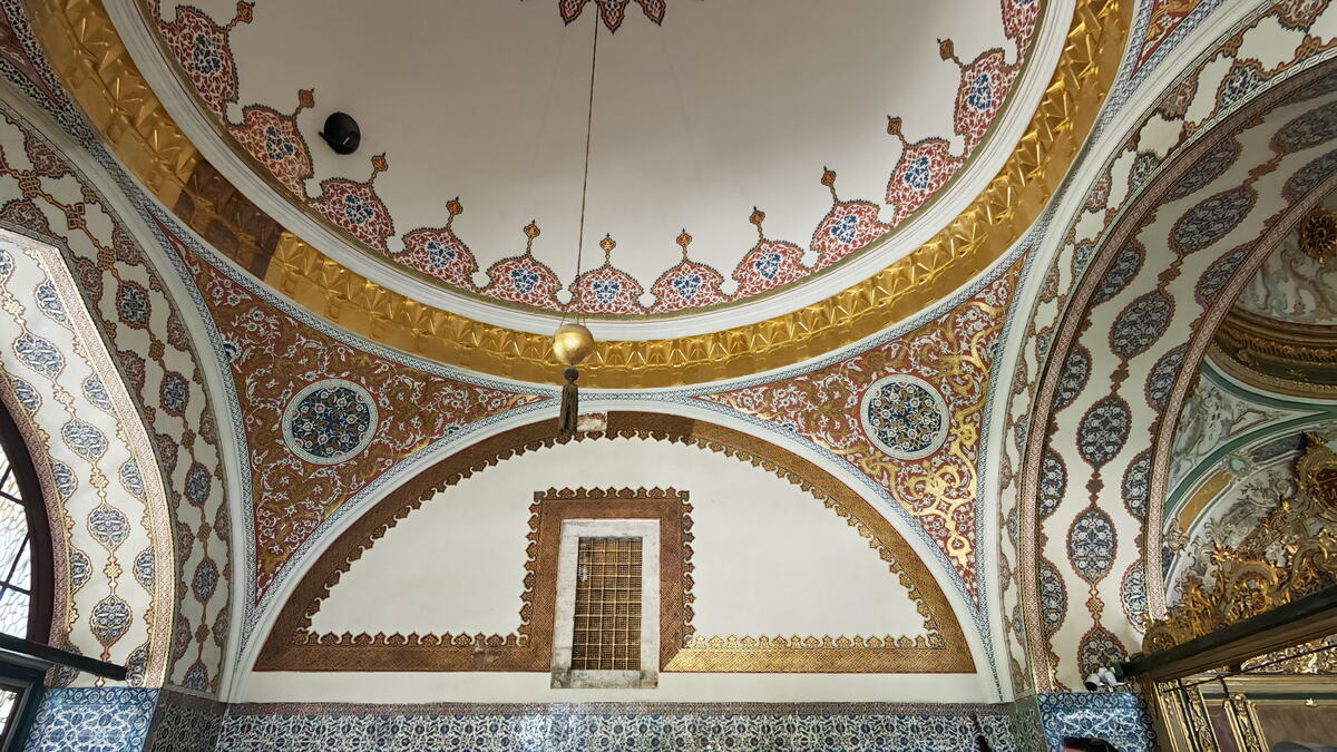 Palata Topkapi - drugo dvorište u kom se nalazi sedište Divana - rešetka iza koje je sultan često slušao sastanke