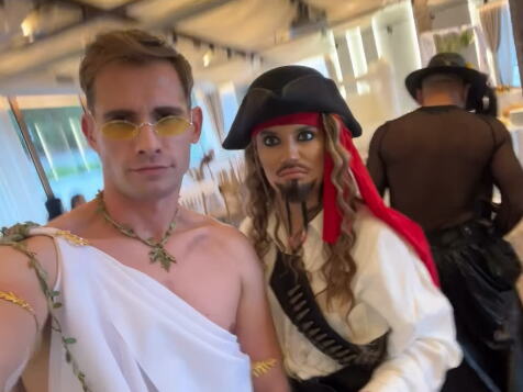 NAPRAVILA MASKENBAL OD ROĐENDANA: Barbara Bobak slavila rođendan kao Džek Sperou, svi gledali u piratski kostim, a ona joj došla kao vatrogasac (FOTO)