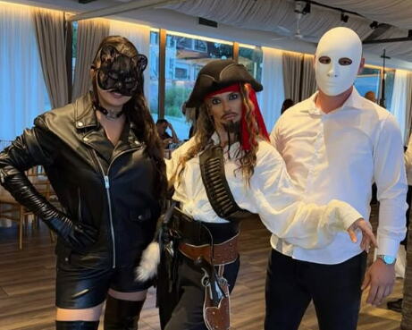 NAPRAVILA MASKENBAL OD ROĐENDANA: Barbara Bobak slavila rođendan kao Džek Sperou, svi gledali u piratski kostim, a ona joj došla kao vatrogasac (FOTO)