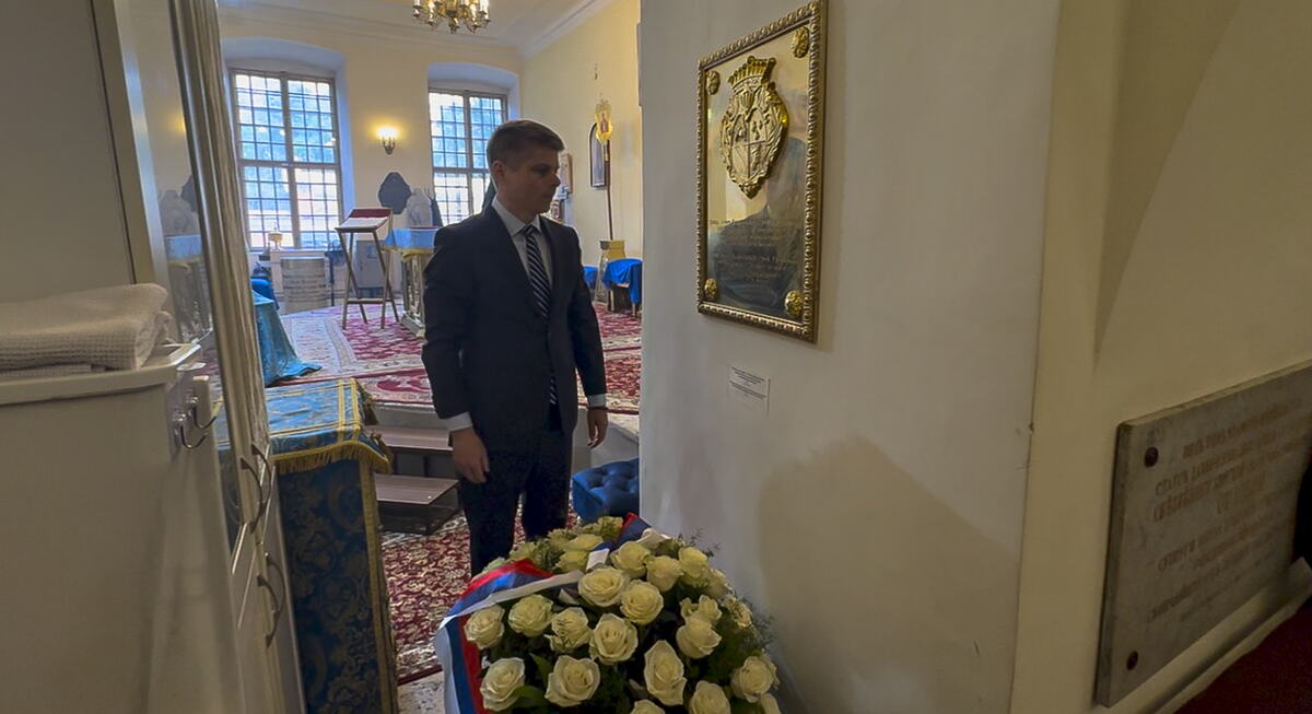 Арно Гујон полаже венац.jpg