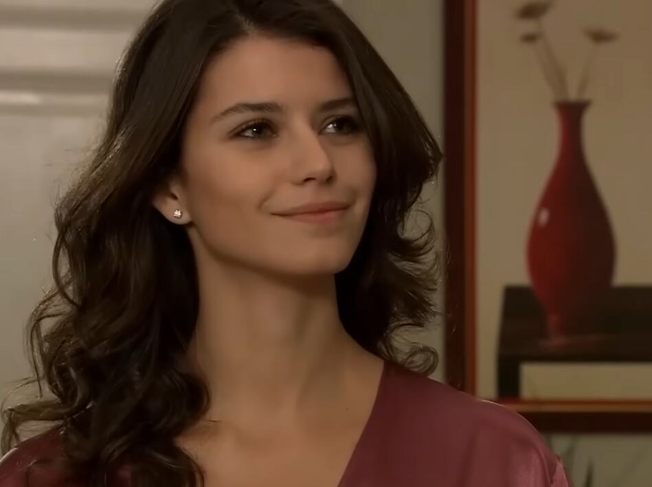 Beren Sat kao Bihter u seriji Zabranjeno voće