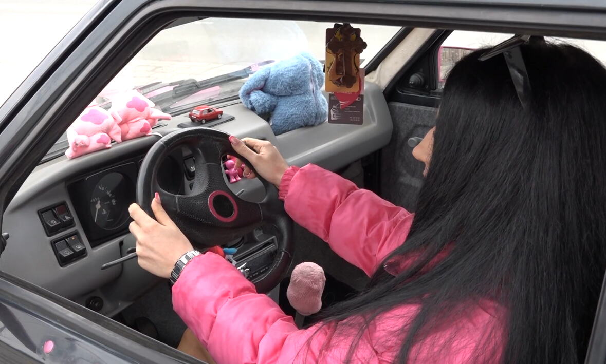 Jelena Despotović iz Trstenika sa roze „jugom“ ukrašenim detaljima inspirisanim Barbikom (6).PNG